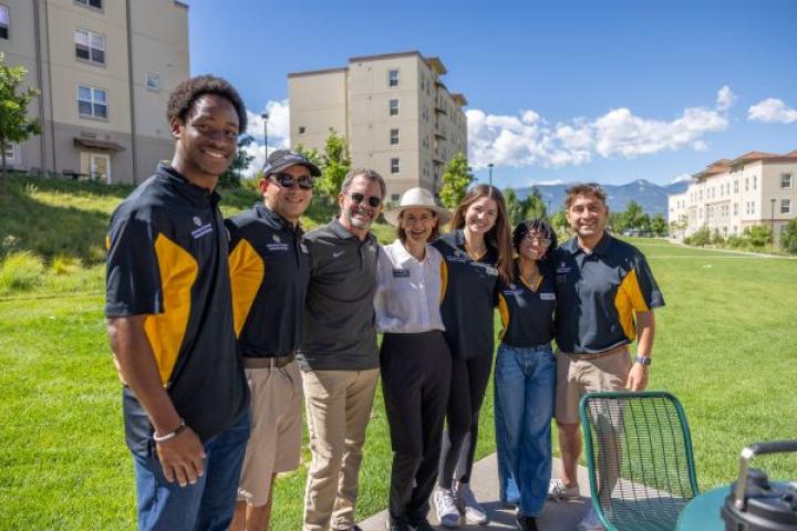 President Saliman, Chancellor Sobanet with students during UCCS move-in day